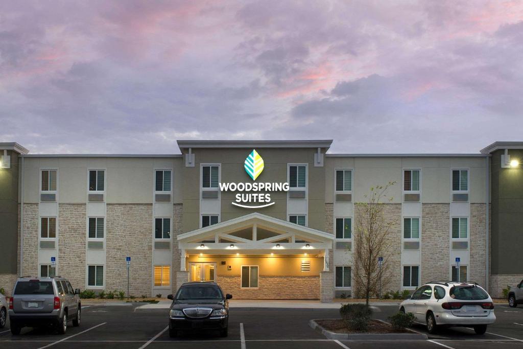 WoodSpring Suites Orlando Airport Main image 1